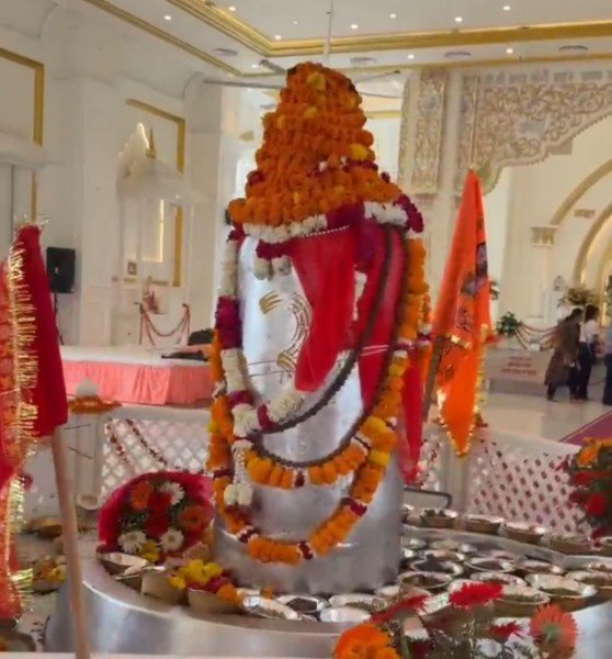 108 प्रकार की जड़ी बूटियों के अर्क से बनाया विशालकाय पारद शिवलिंग।